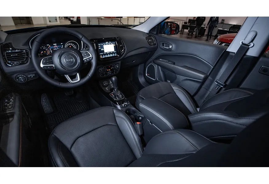 АВИЛОН - Jeep Compass 2.4 4x4 AT (150 л.с.) Limited Черный - slide 1