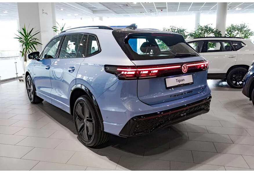 Volkswagen Tiguan 380 TSI 2.0 DSG 4WD (220 л.с.) R-Line Голубой в АВИЛОН. Слайд №3