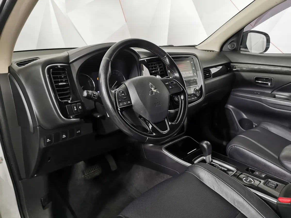 Mitsubishi Outlander 2.4 MIVEC CVT 4WD 7 мест (167 л.с.) Ultimate Белый в АВИЛОН. Слайд №17
