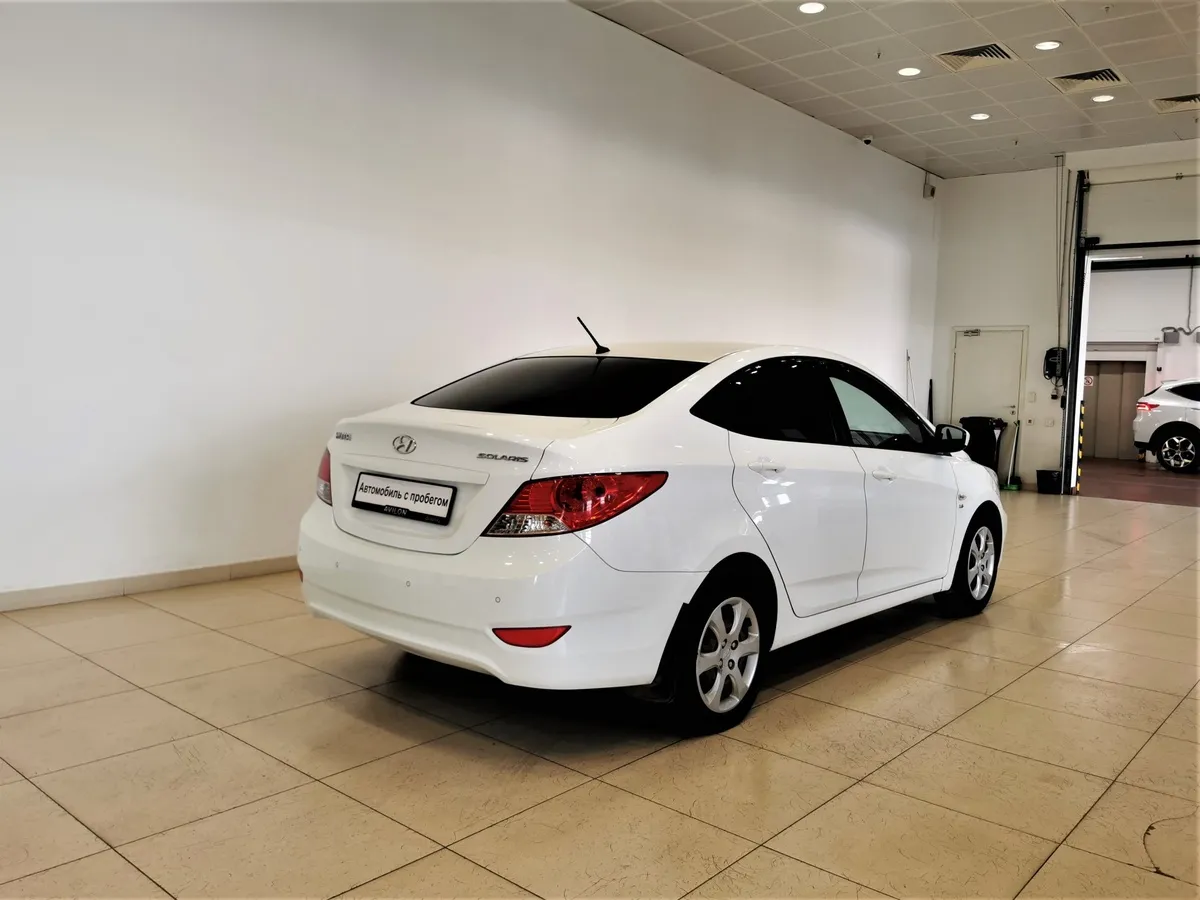 Hyundai Solaris 1.6 MT (123 л.с.) Comfort Белый в АВИЛОН. Слайд №2