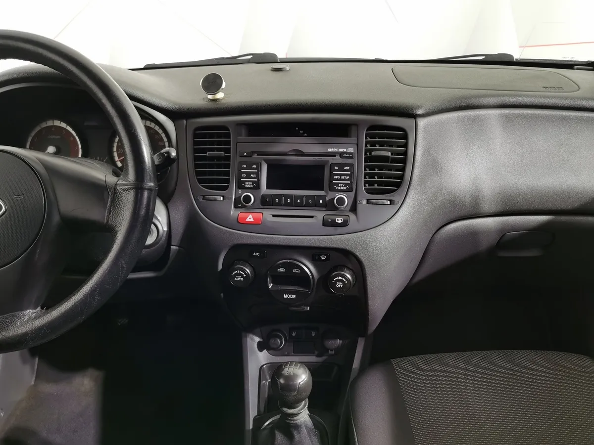 Kia Rio 1.4 MT (97 л.с.) Оранжевый в АВИЛОН. Слайд №14