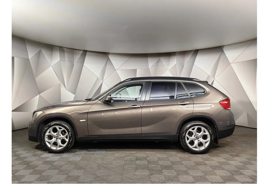 BMW X1 sDrive18i AT (150 л.с.) Коричневый в АВИЛОН. Слайд №5