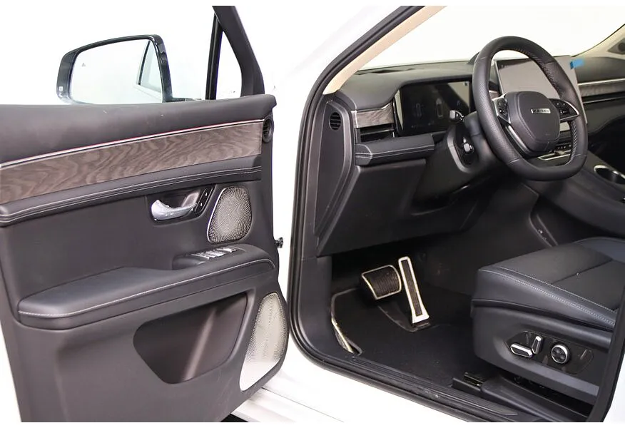 АВИЛОН - Seres M5 1.5 AT 4WD (496 л.с.) Premium Белый - slide 12