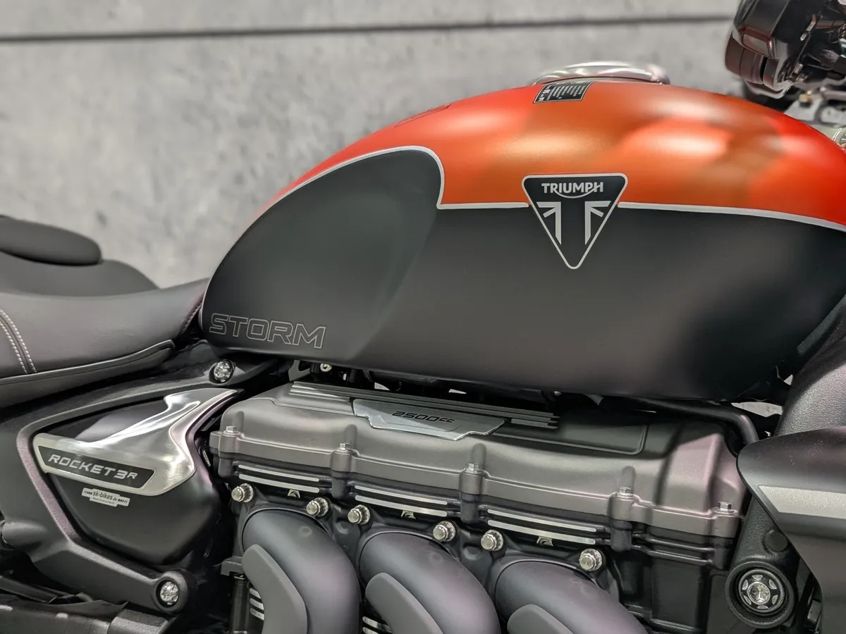 Triumph Rocket 3 2458 см³ (167 л.с.) (167) 2458 Оранжевый в АВИЛОН. Слайд №10