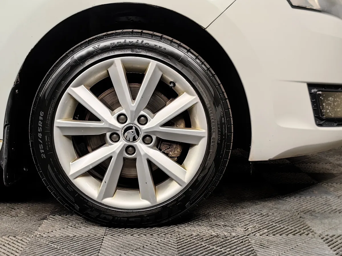 Skoda Rapid 1.4 TSI DSG (125 л.с.) Active Белый в АВИЛОН. Слайд №9