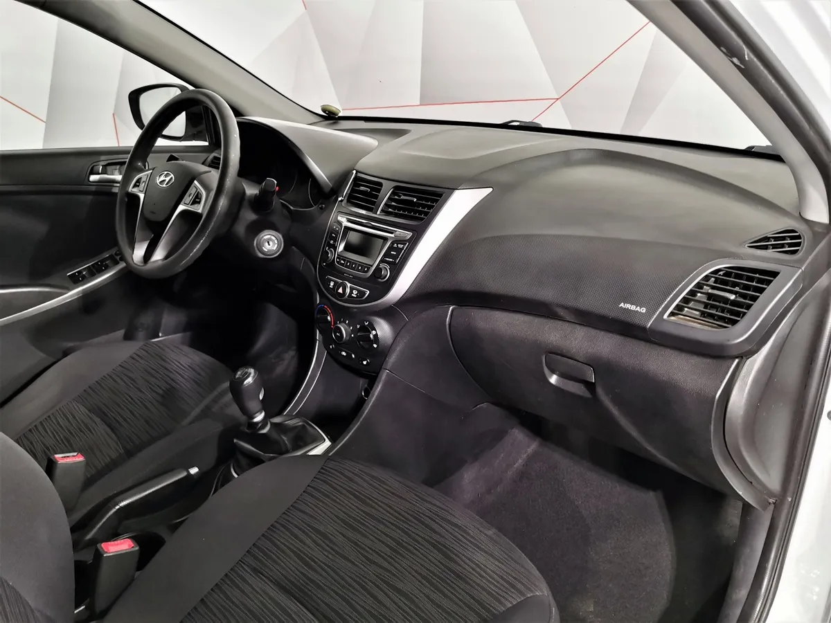 Hyundai Solaris 1.6 MT (123 л.с.) Белый в АВИЛОН. Слайд №12
