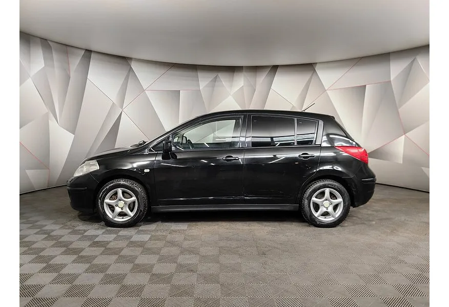 Nissan Tiida 1.6 AT (110 л.с.) Черный в АВИЛОН. Слайд №5