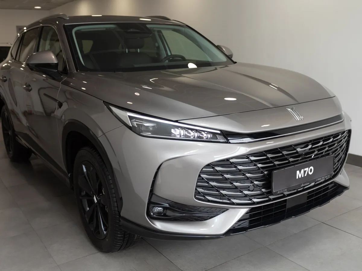 Москвич М70 1.5 DCT FWD (150 л.с.) Драйв Серебристый в АВИЛОН. Слайд №2