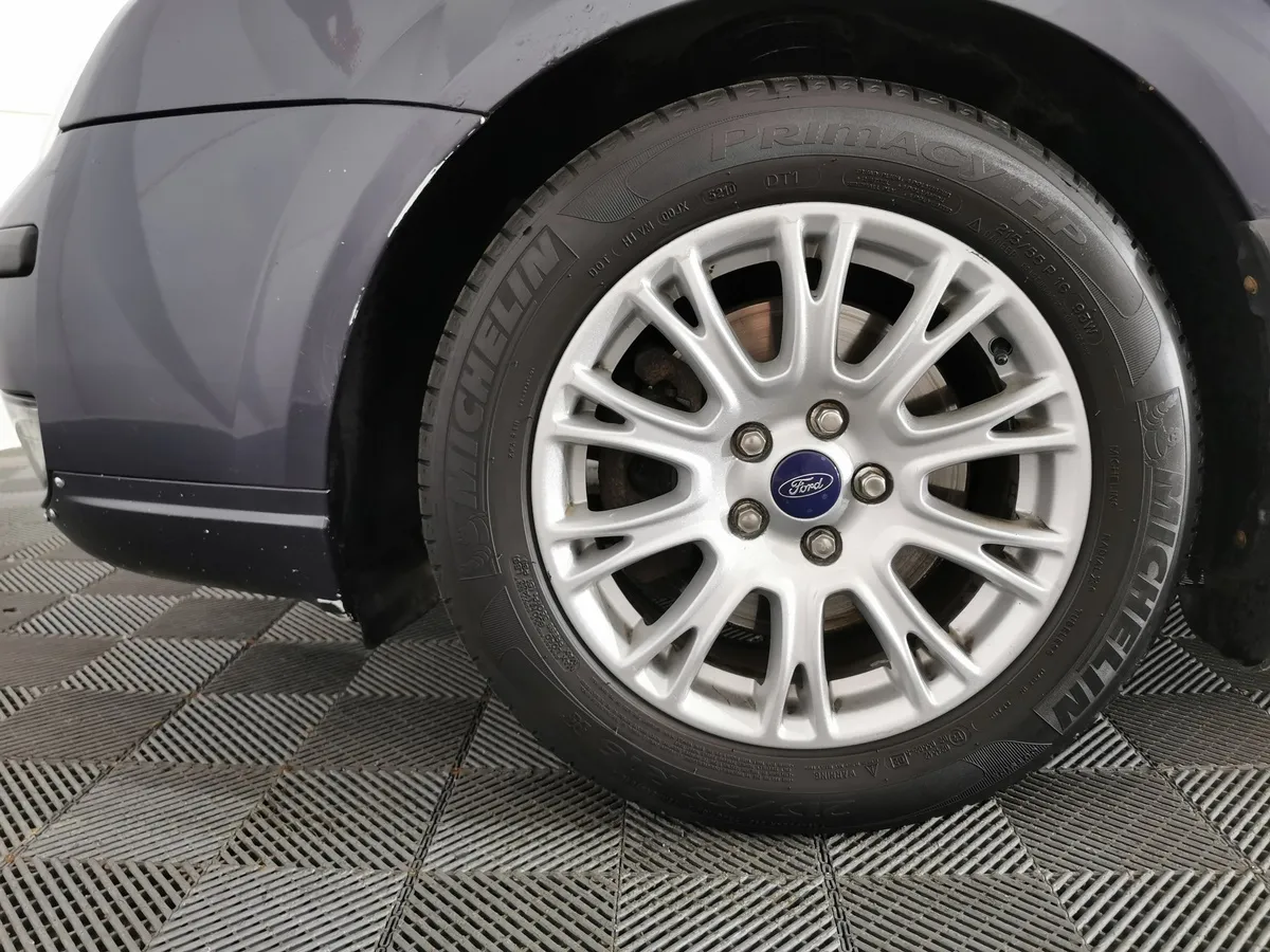 Ford Mondeo 2.0 MT (145 л.с.) Серый в АВИЛОН. Слайд №9