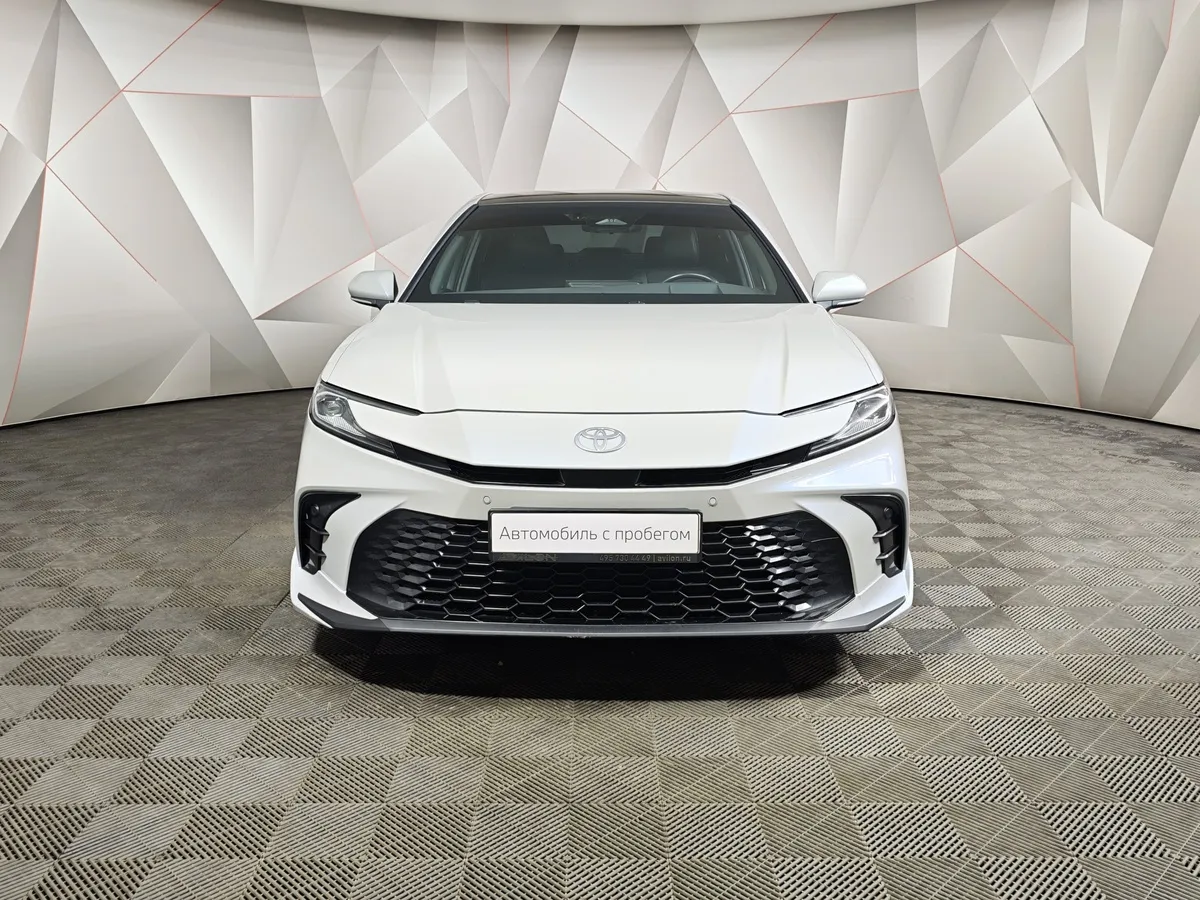 Toyota Camry 2.0h CVT (197 л.с.) Sport Plus Белый в АВИЛОН. Слайд №7