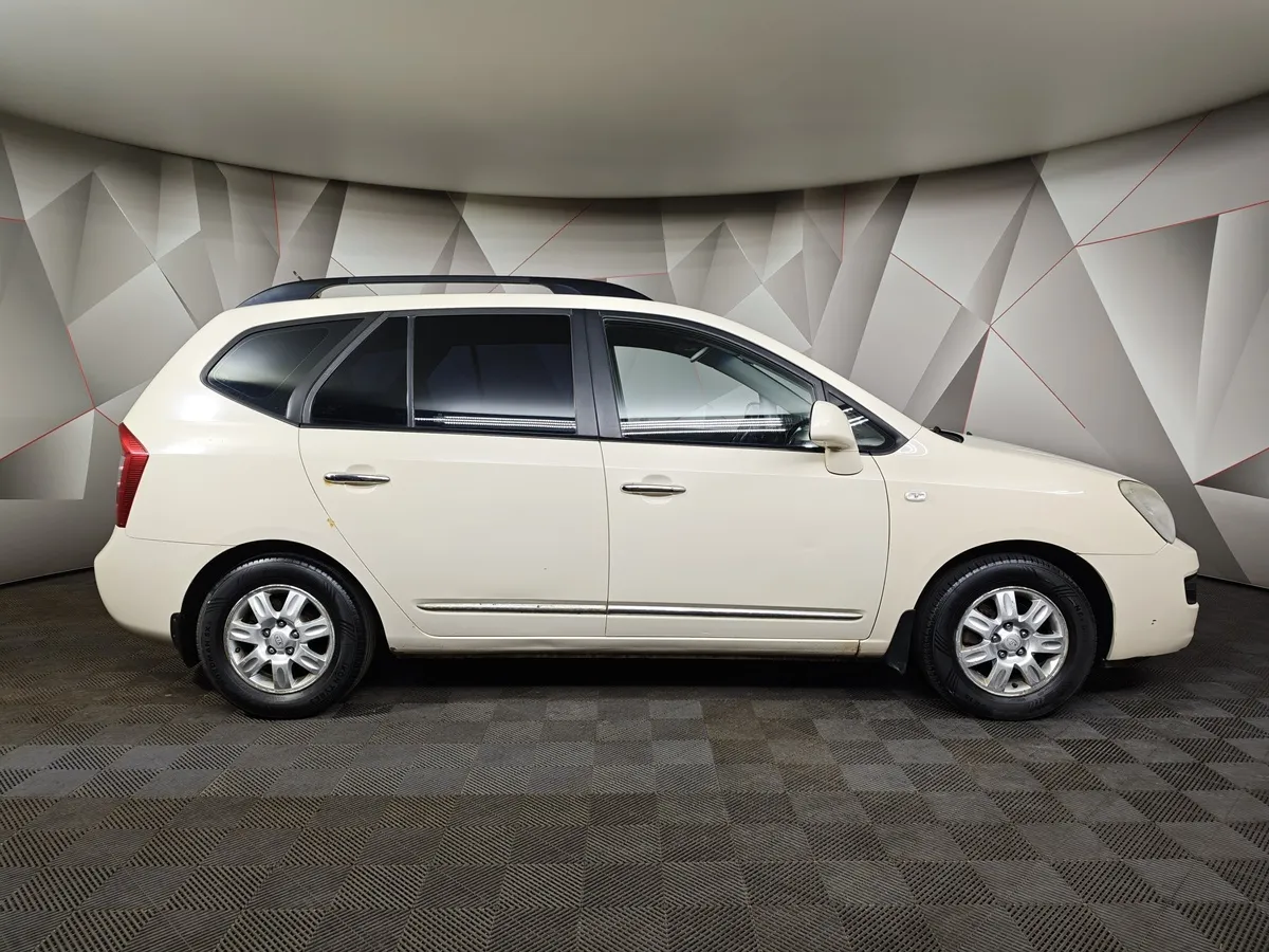Kia Carens 2.0 MT (137 л.с.) Бежевый в АВИЛОН. Слайд №6