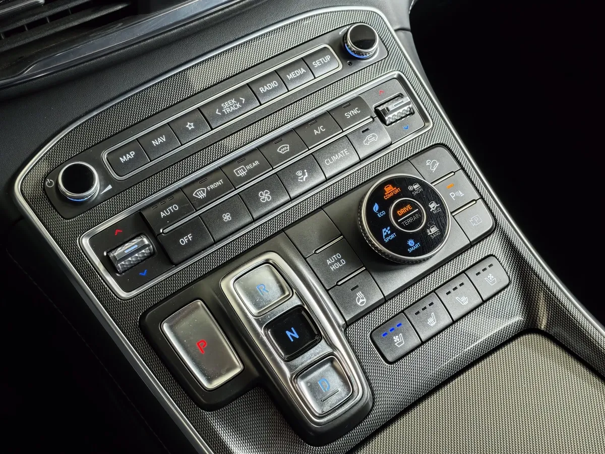 Hyundai Santa Fe 2.2 CRDi AWD 8AT (200 л.с.) High-Tech Белый в АВИЛОН. Слайд №23