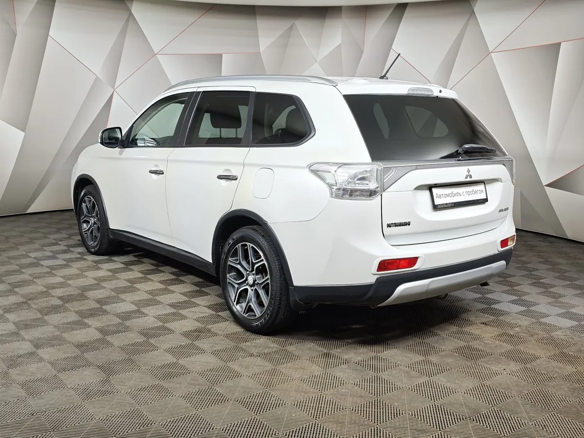Mitsubishi Outlander 2.4 MIVEC CVT 4WD (167 л.с.) Ultimate Plus Белый в АВИЛОН. Слайд №4