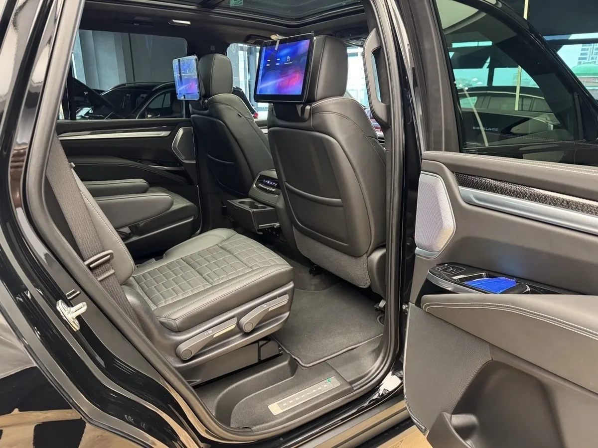 Cadillac Escalade V 6.2 AT 4WD (690 л.с.) V-series Черный в АВИЛОН. Слайд №20