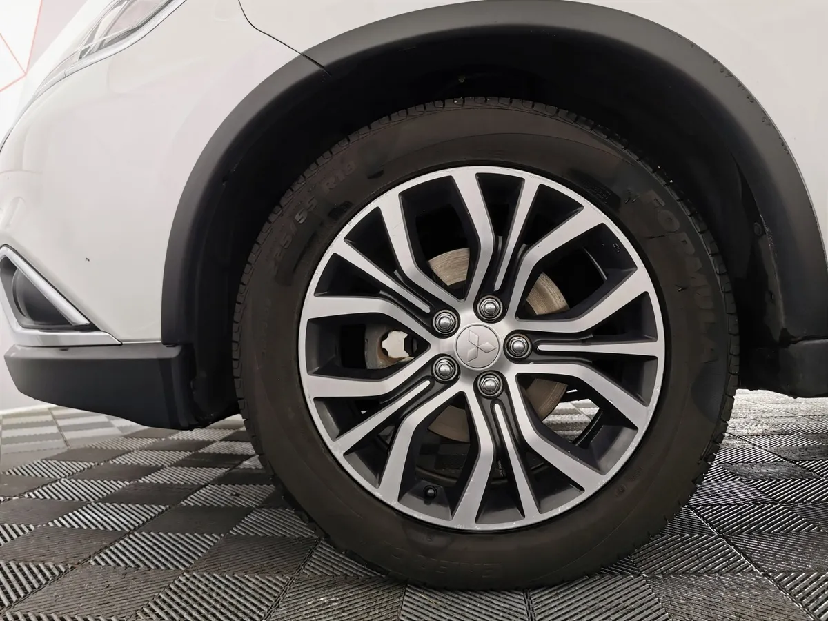 Mitsubishi Outlander 2.4 MIVEC CVT 4WD 7 мест (167 л.с.) Ultimate Белый в АВИЛОН. Слайд №8
