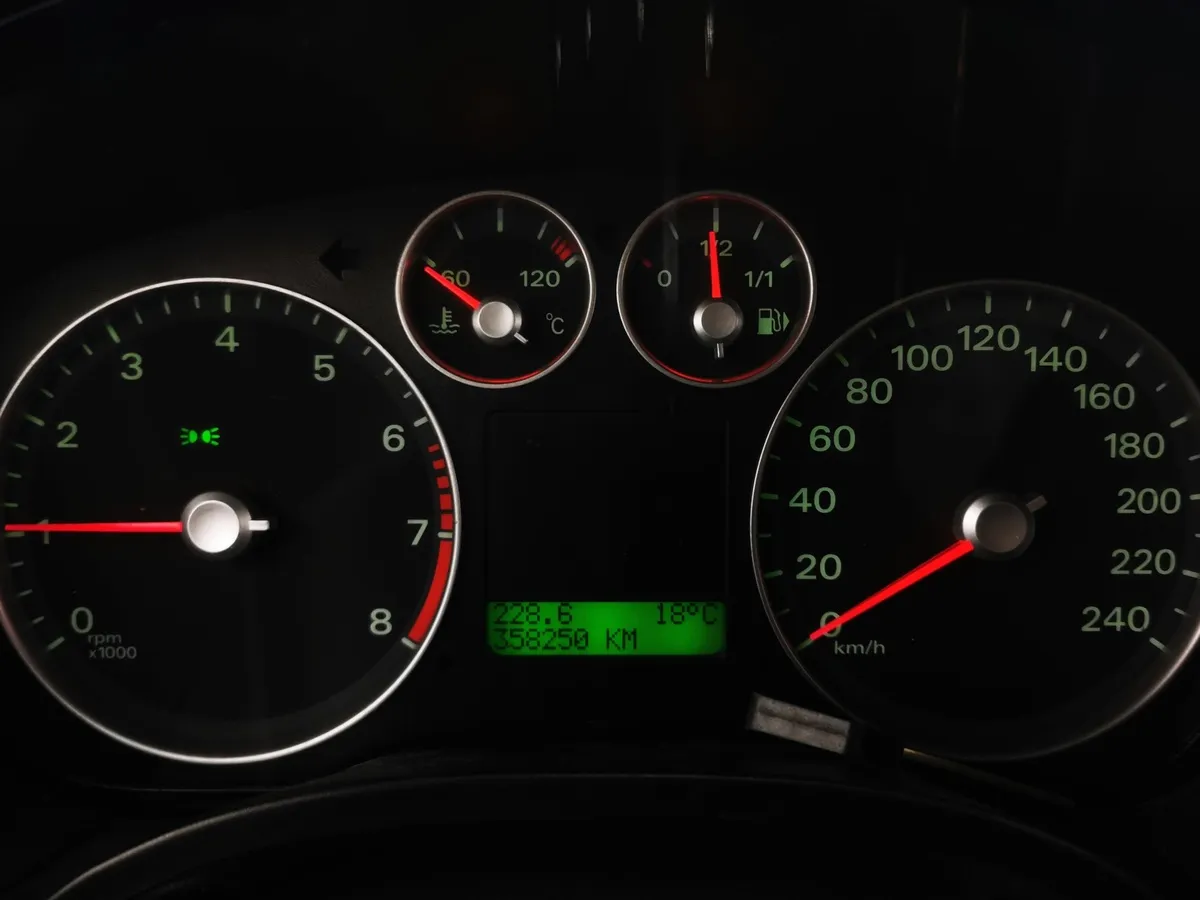 Ford Focus 1.8 MT (125 л.с.) Ghia Серебристый в АВИЛОН. Слайд №16