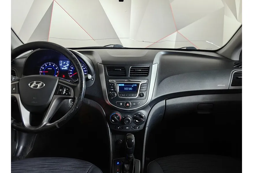 Hyundai Solaris 1.6 AT (123 л.с.) Comfort + Advanced + Winter Черный в АВИЛОН. Слайд №13