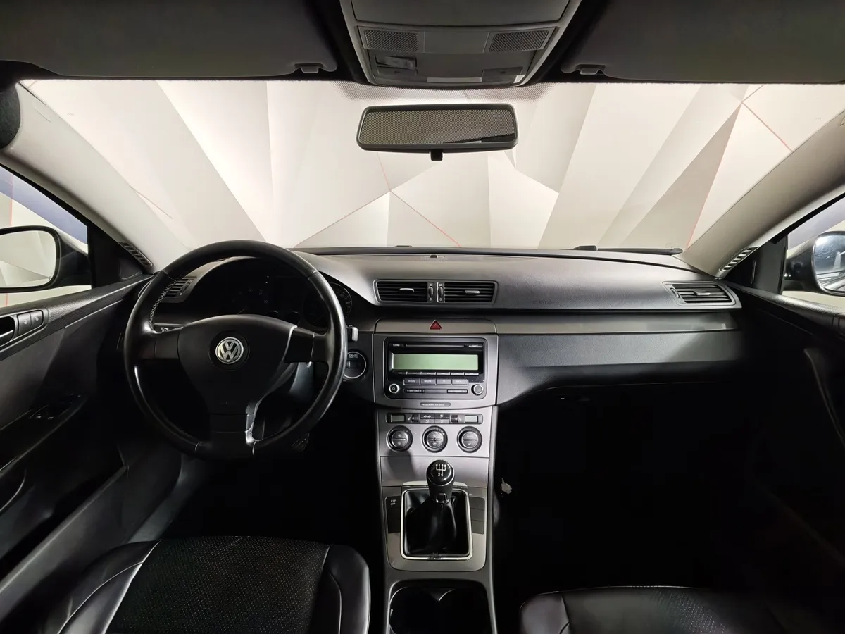 Volkswagen Passat 1.6 MPI MT (102 л.с.) Черный в АВИЛОН. Слайд №13