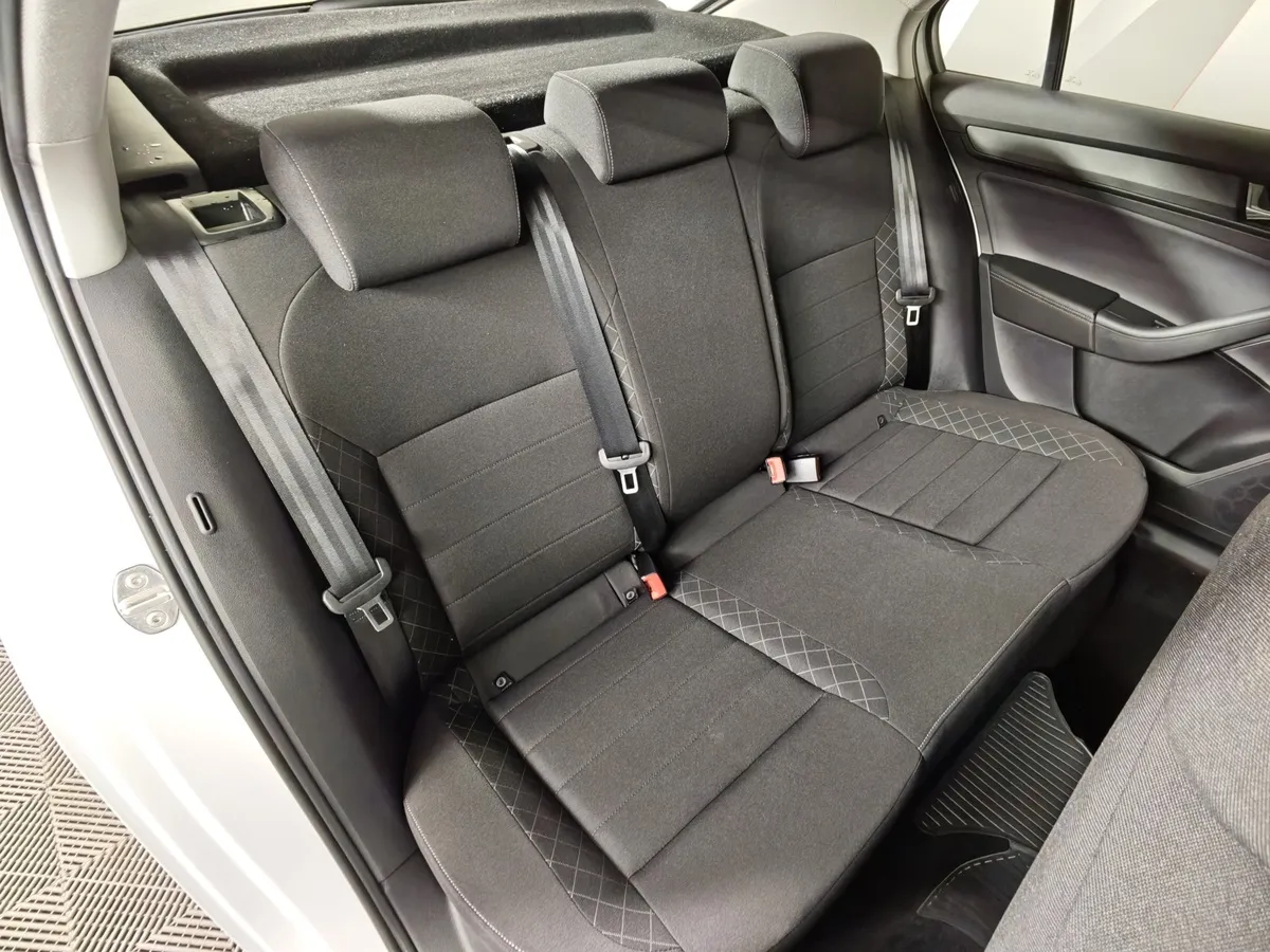 Skoda Rapid 1.6 AT (110 л.с.) Белый в АВИЛОН. Слайд №17