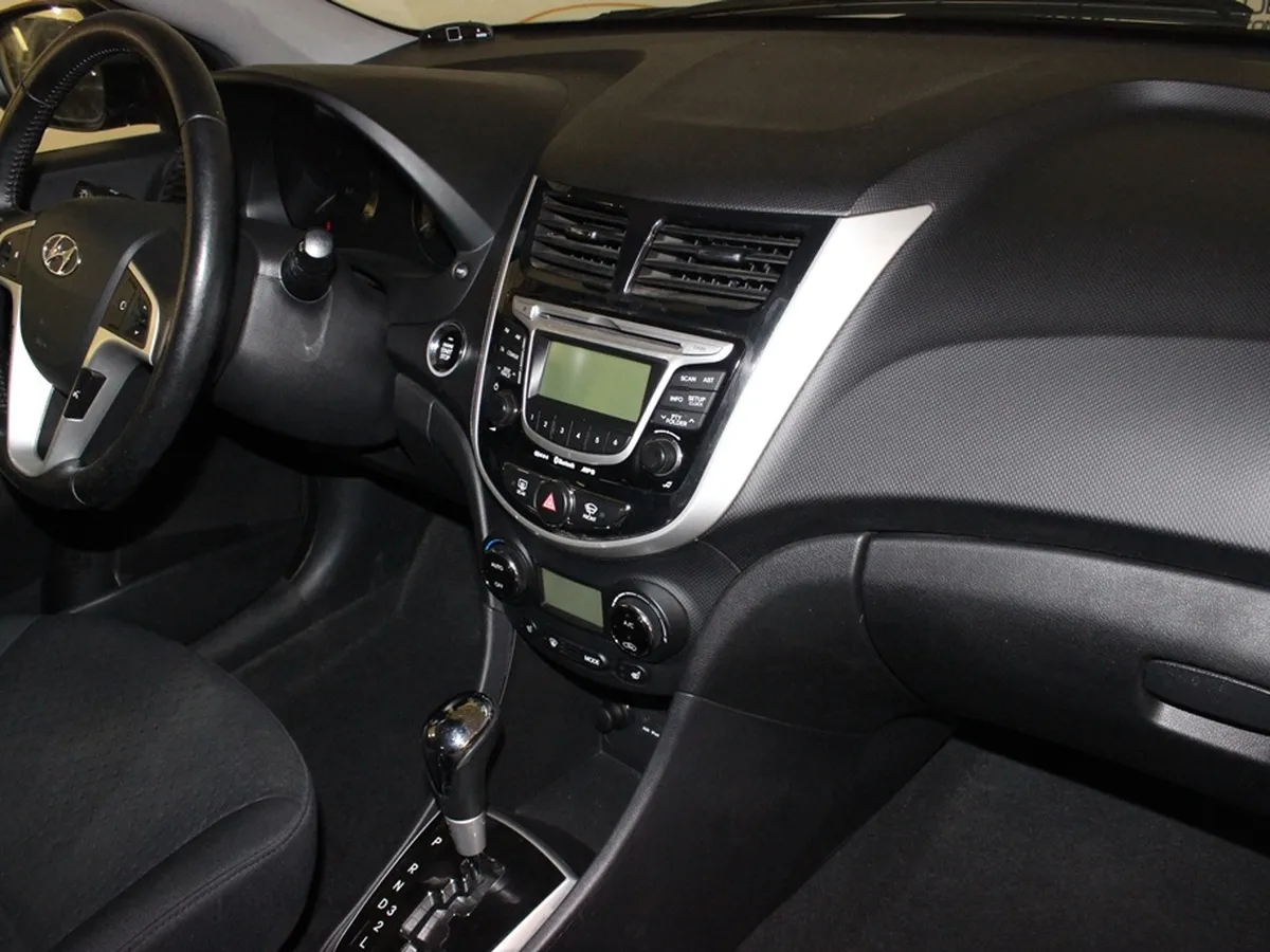Hyundai Solaris 1.6 AT (123 л.с.) Dynamic Красный в АВИЛОН. Слайд №5