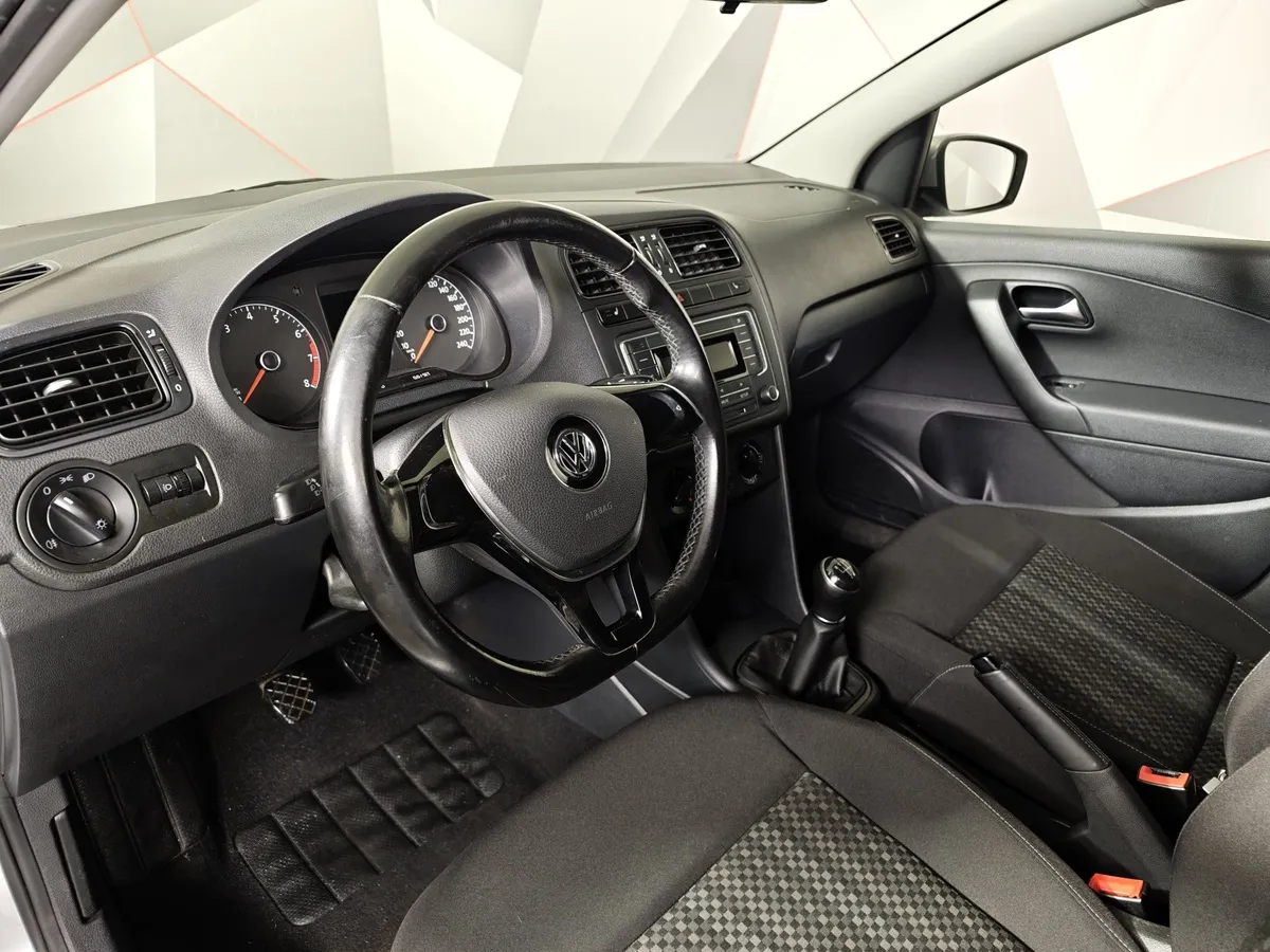 Volkswagen Polo 1.6 Tiptronic (105 л.с.) Comfortline Серебристый в АВИЛОН. Слайд №18 Volkswagen Polo 1.6 Tiptronic (105 л.с.) Comfortline Серебристый в АВИЛОН. Слайд №18