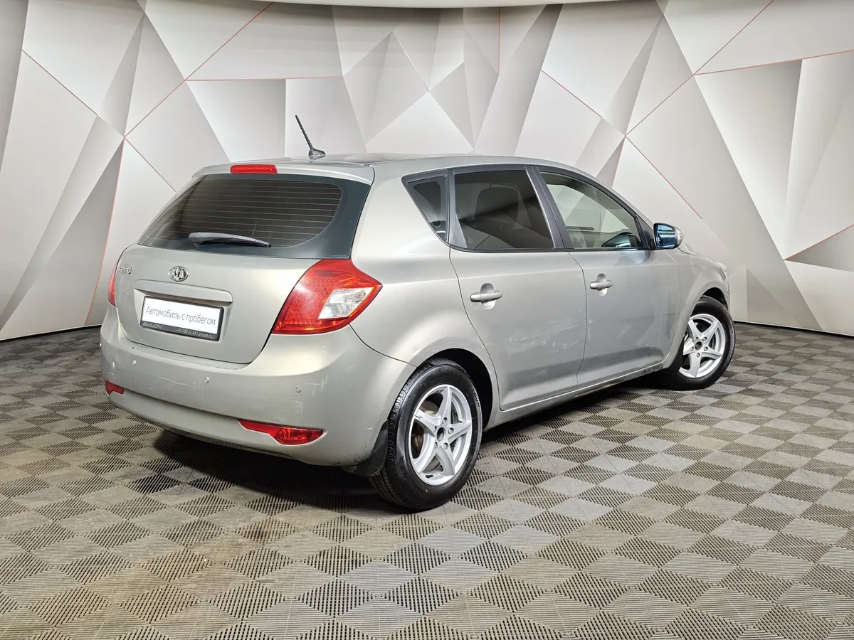 Kia Ceed 1.6 AT (122 л.с.) Серебристый в АВИЛОН. Слайд №2