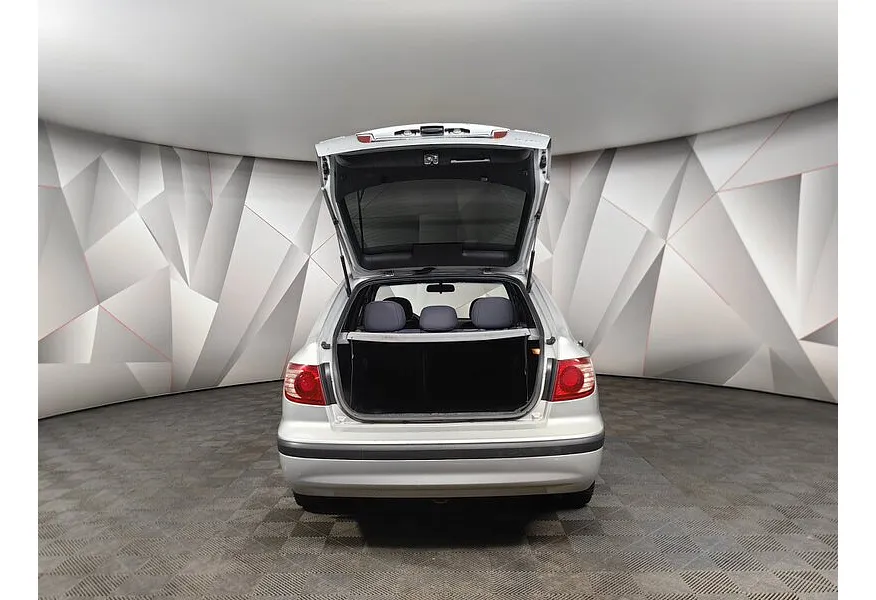 Hyundai Elantra 1.6 MT (105 л.с.) Серебристый в АВИЛОН. Слайд №11