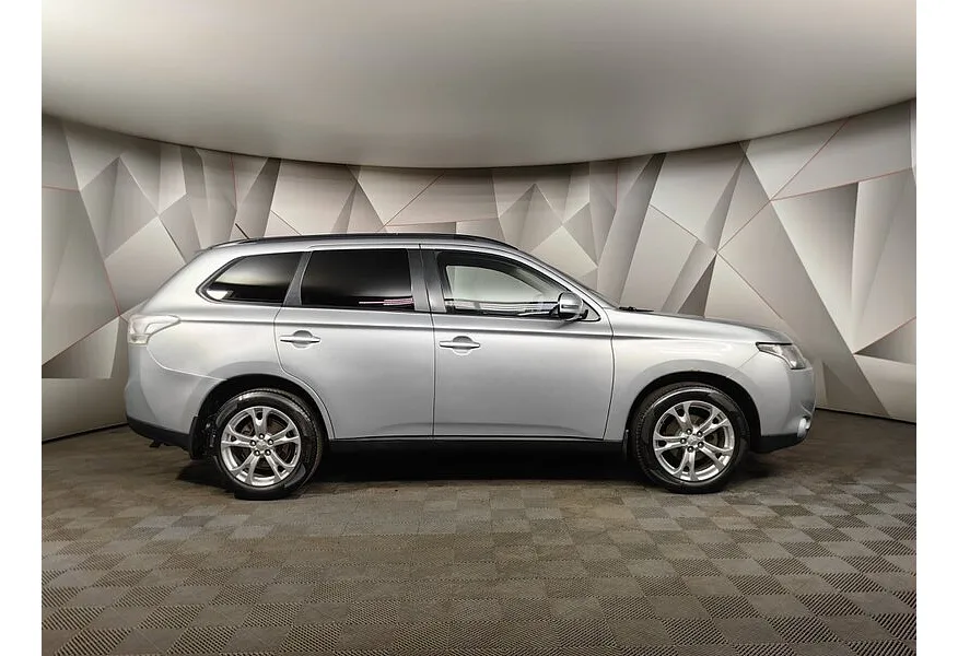 Mitsubishi Outlander 2.4 CVT 4WD (167 л.с.) Серебристый в АВИЛОН. Слайд №6
