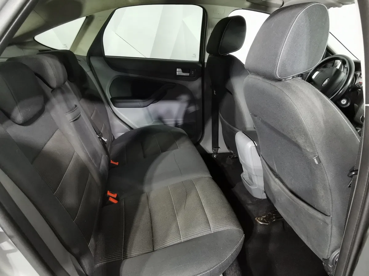 Ford Focus 1.6 AT (101 л.с.) Серебристый в АВИЛОН. Слайд №14