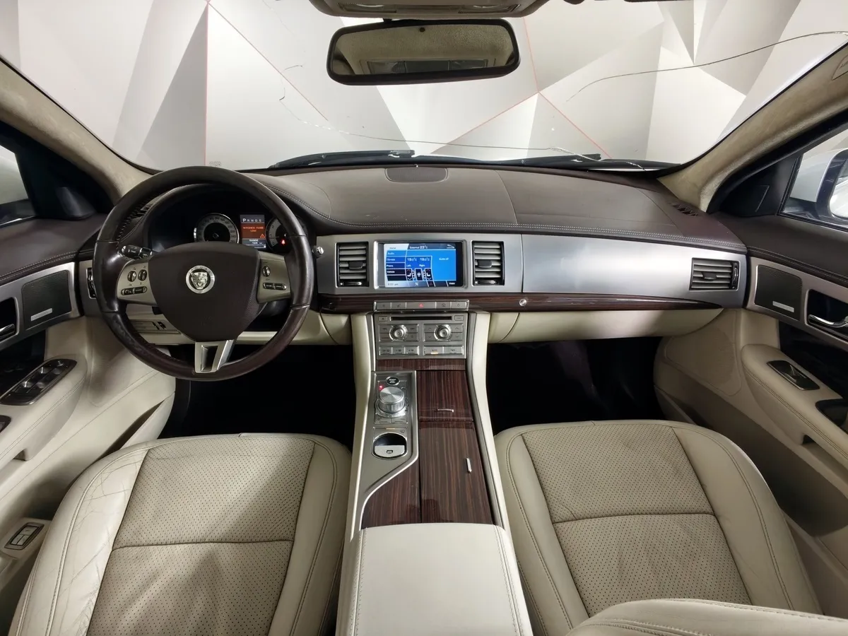Jaguar XF 3.0 AT (238 л.с.) Белый в АВИЛОН. Слайд №12