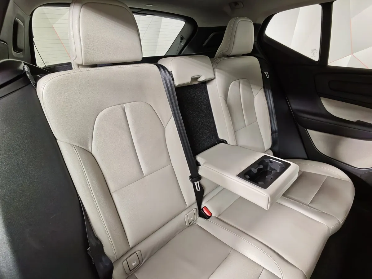 Volvo XC40 2.0 T5 Drive-E AT AWD (247 л.с.) Inscription Бежевый в АВИЛОН. Слайд №17
