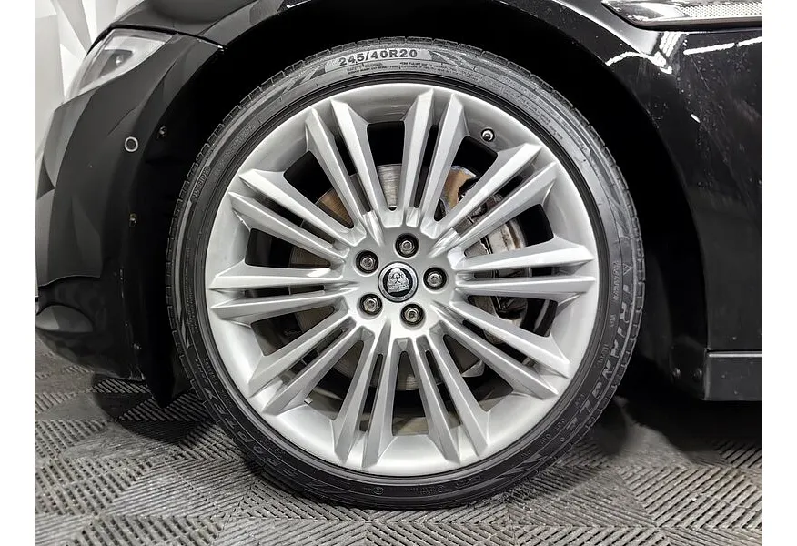 Jaguar XJ 3.0 AT AWD LWB (340 л.с.) Luxury Черный в АВИЛОН. Слайд №9