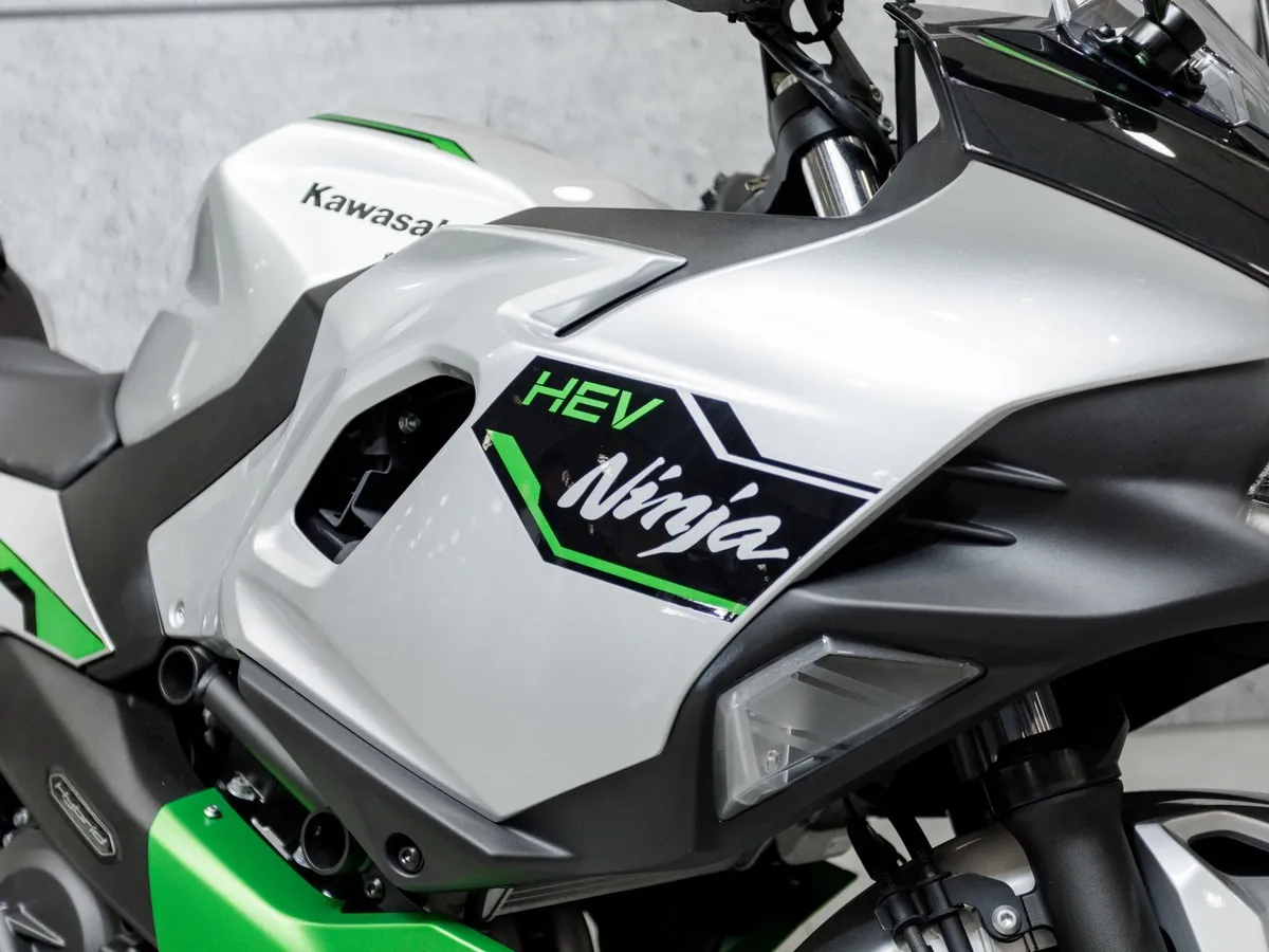 Kawasaki Ninja 7 Hybrid 450 см³ (69 л.с.) 450 Серебристый в АВИЛОН. Слайд №9