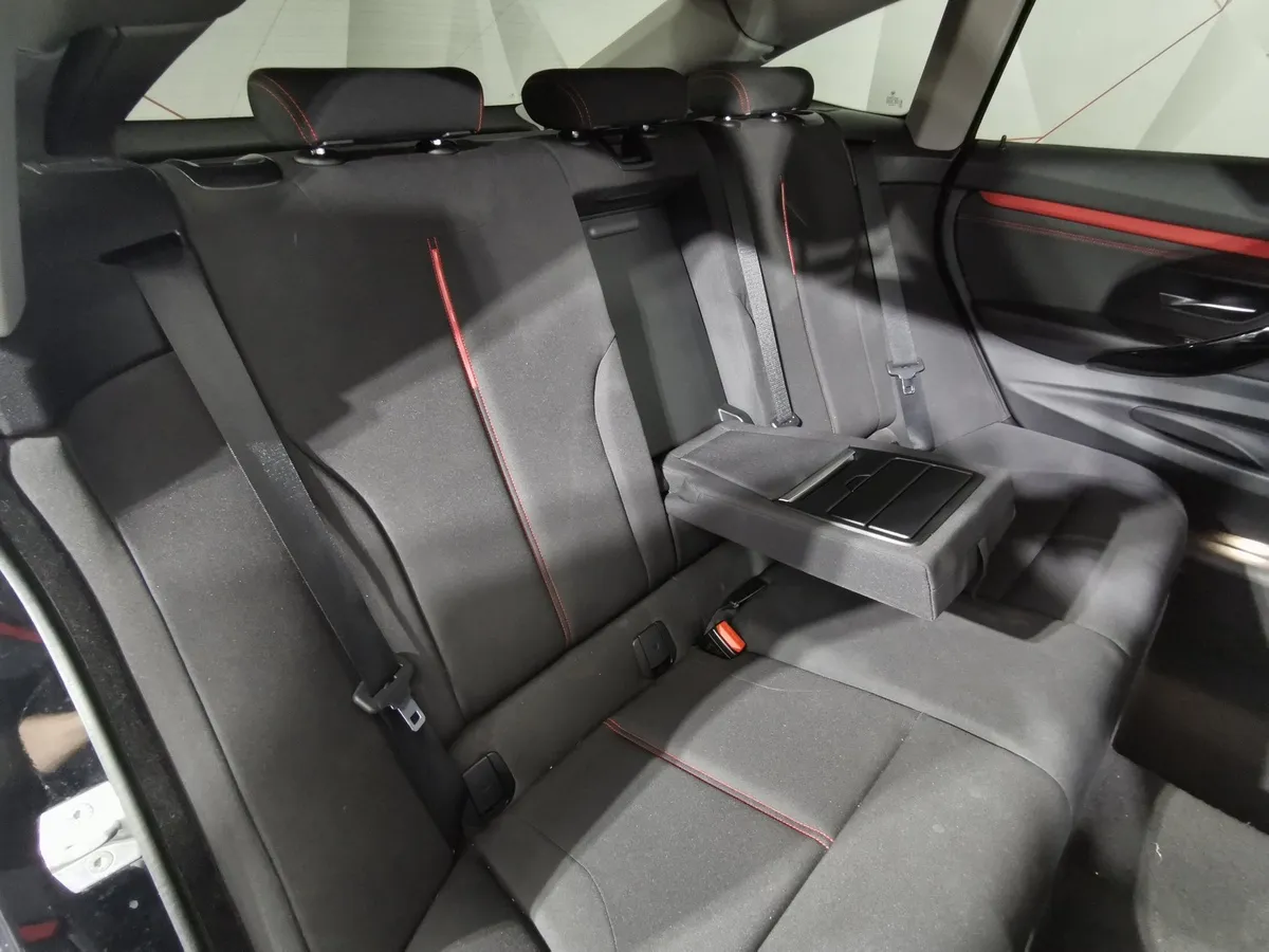 BMW 3 серия 320i xDrive AT (184 л.с.) Черный в АВИЛОН. Слайд №13