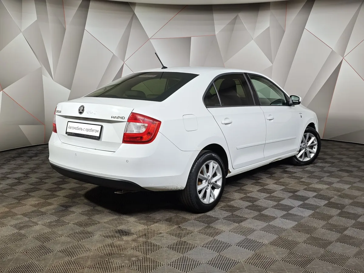 Skoda Rapid 1.6 MT (90 л.с.) Белый в АВИЛОН. Слайд №2