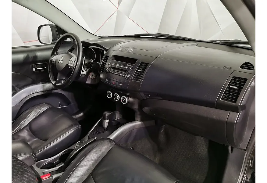 Mitsubishi Outlander 3.0 AT 4WD (220 л.с.) XL Черный в АВИЛОН. Слайд №13