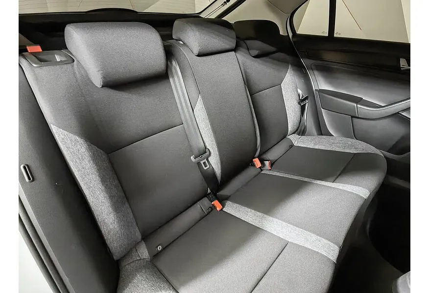 Skoda Rapid 1.6 MT (90 л.с.) Белый в АВИЛОН. Слайд №17