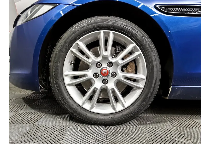 Jaguar XE 2.0 D AT AWD (180 л.с.) S Синий в АВИЛОН. Слайд №9