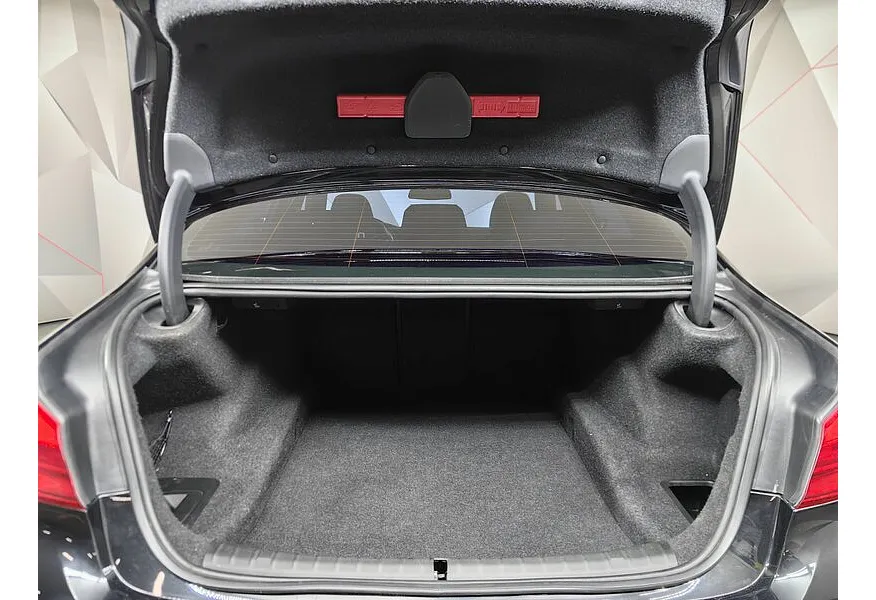 BMW 5 серия 520d xDrive Steptronic (190 л.с.) Base (Локальная сборка) Черный в АВИЛОН. Слайд №9