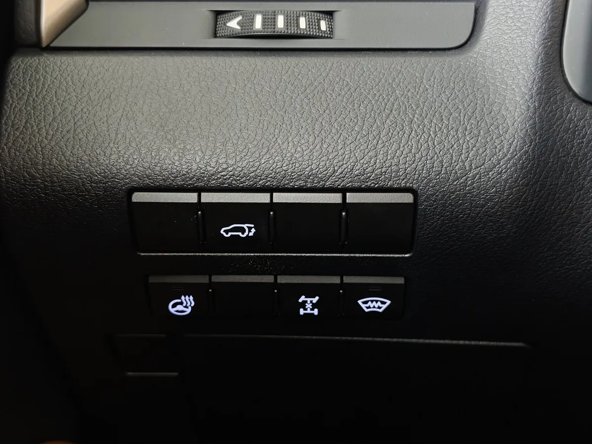 Lexus RX 2.0 AT AWD (238 л.с.) Executive Белый в АВИЛОН. Слайд №25