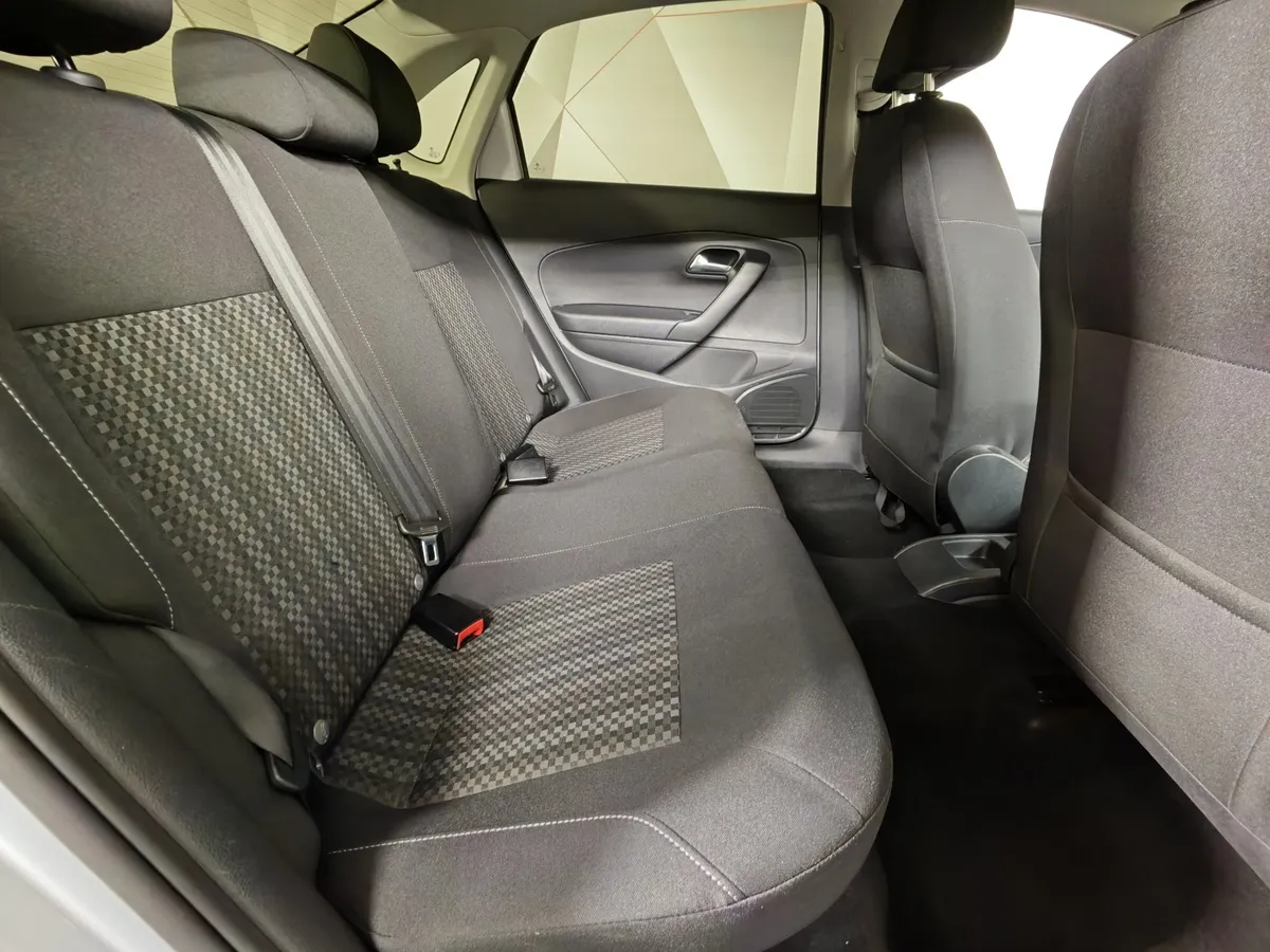 Volkswagen Polo 1.6 Tiptronic (105 л.с.) Comfortline Серебристый в АВИЛОН. Слайд №15 Volkswagen Polo 1.6 Tiptronic (105 л.с.) Comfortline Серебристый в АВИЛОН. Слайд №15