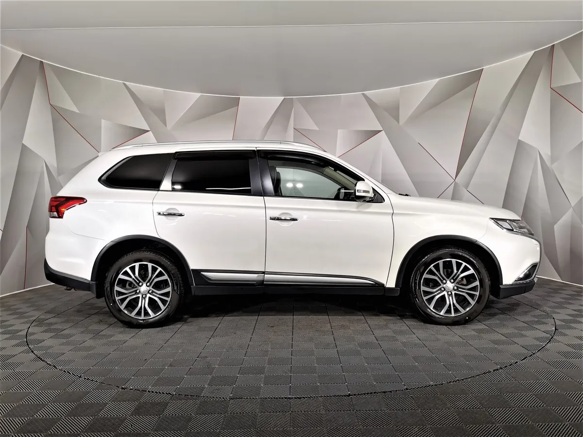 Mitsubishi Outlander 2.4 MIVEC CVT 4WD 7 мест (167 л.с.) Ultimate Белый в АВИЛОН. Слайд №6