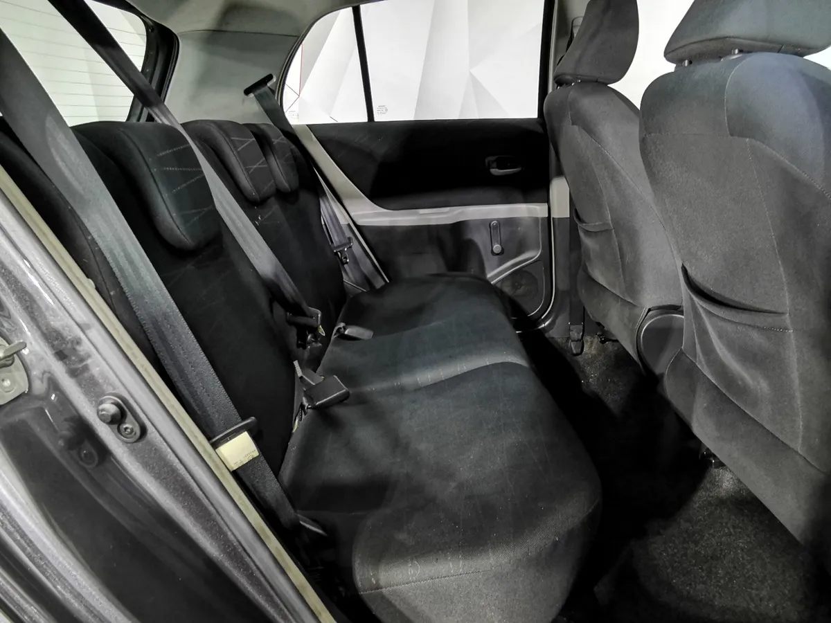 Toyota Yaris 1.3 MMT (87 л.с.) Серый в АВИЛОН. Слайд №15
