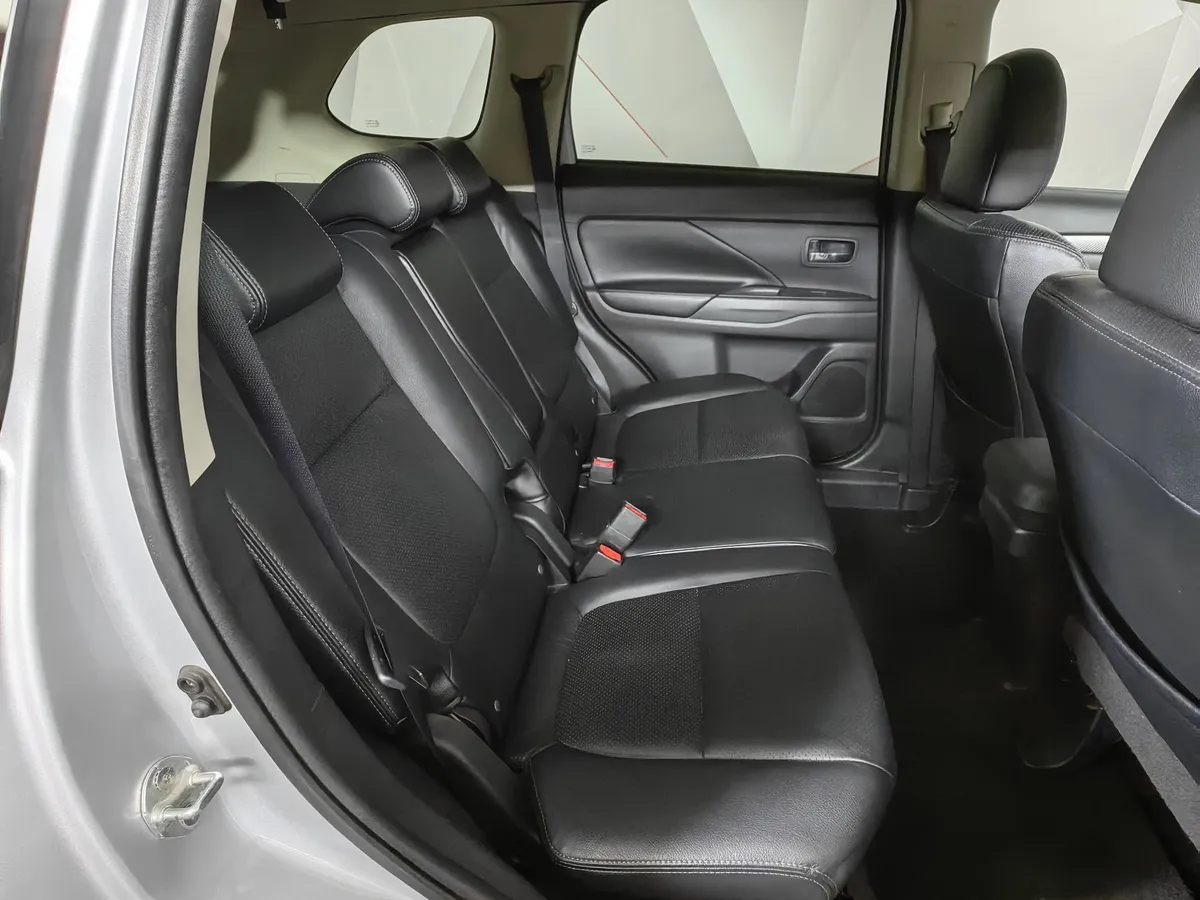 Mitsubishi Outlander 2.4 CVT 4WD (167 л.с.) Серебристый в АВИЛОН. Слайд №15