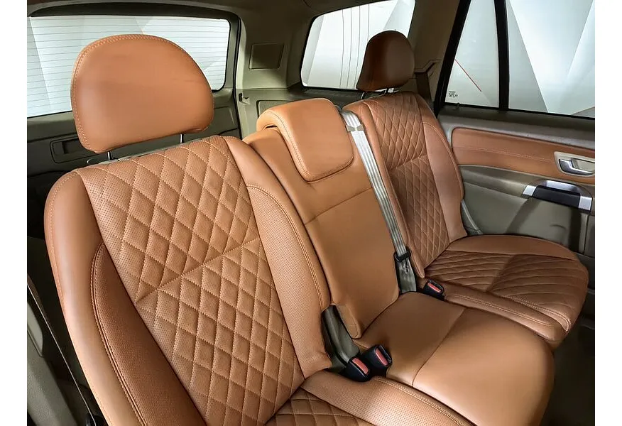 Volvo XC90 2.5 T5 Geartronic AWD (5 мест) (210 л.с.) Белый в АВИЛОН. Слайд №17