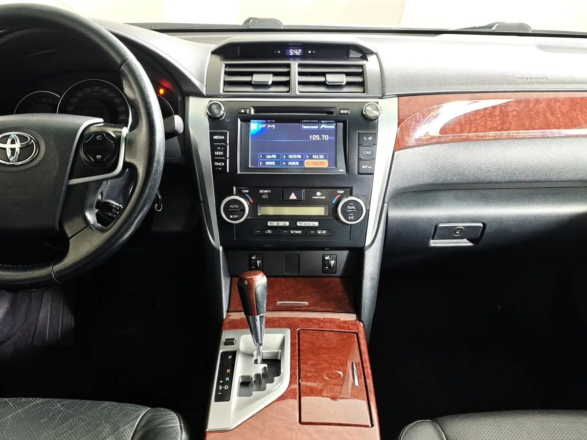 Toyota Camry 2.5 AT (181 л.с.) Белый в АВИЛОН. Слайд №15