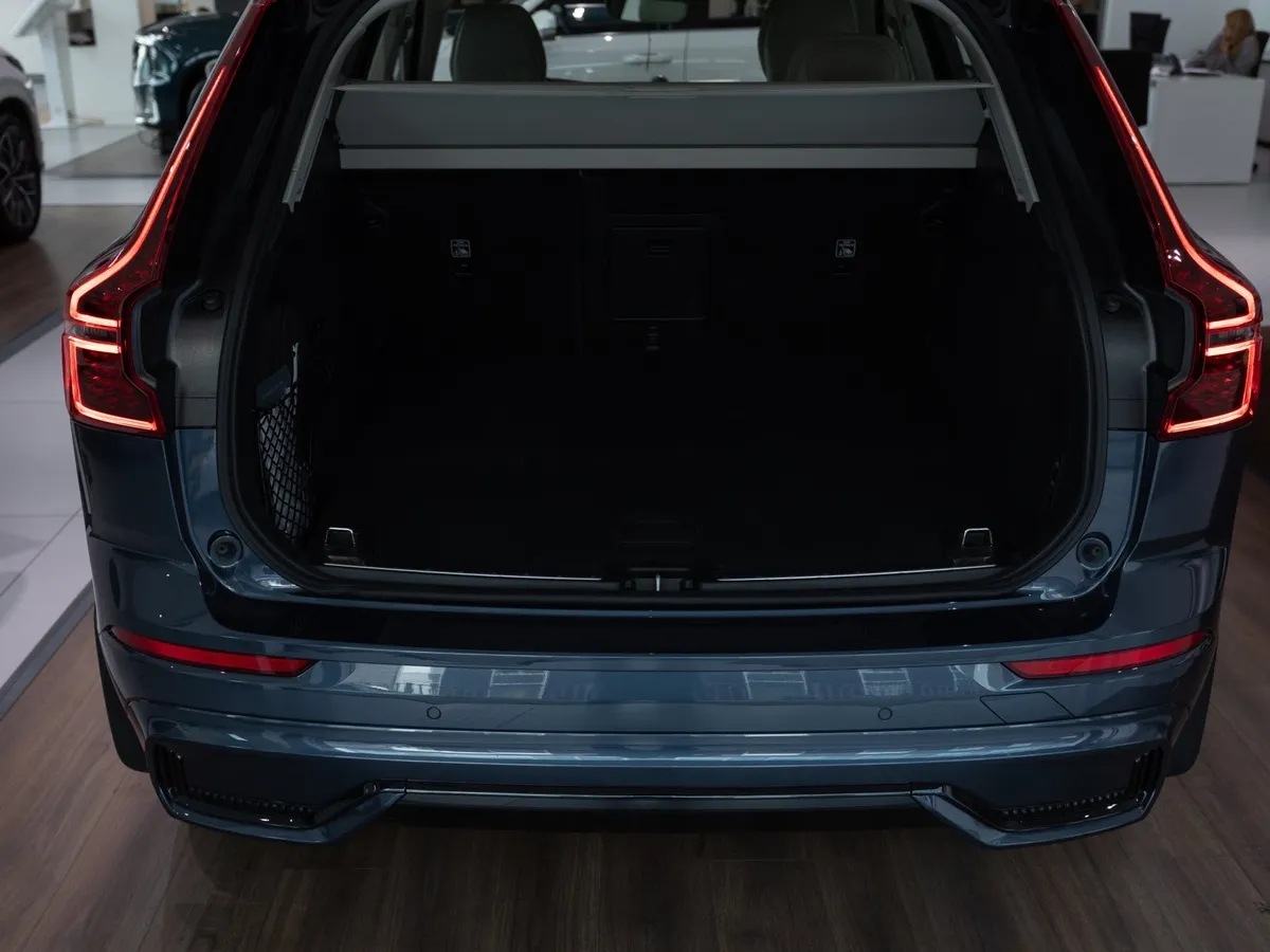 Volvo XC60 2.0 B5 8AT AWD (250 л.с.) Ultra Dark Синий в АВИЛОН. Слайд №19