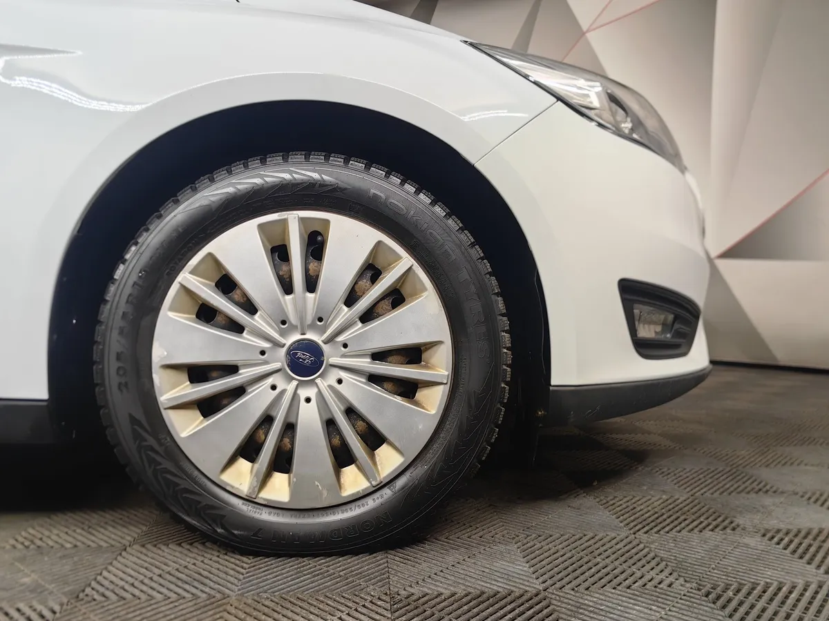 Ford Focus 1.6 Ti-VCT PowerShift (105 л.с.) Trend Белый в АВИЛОН. Слайд №9