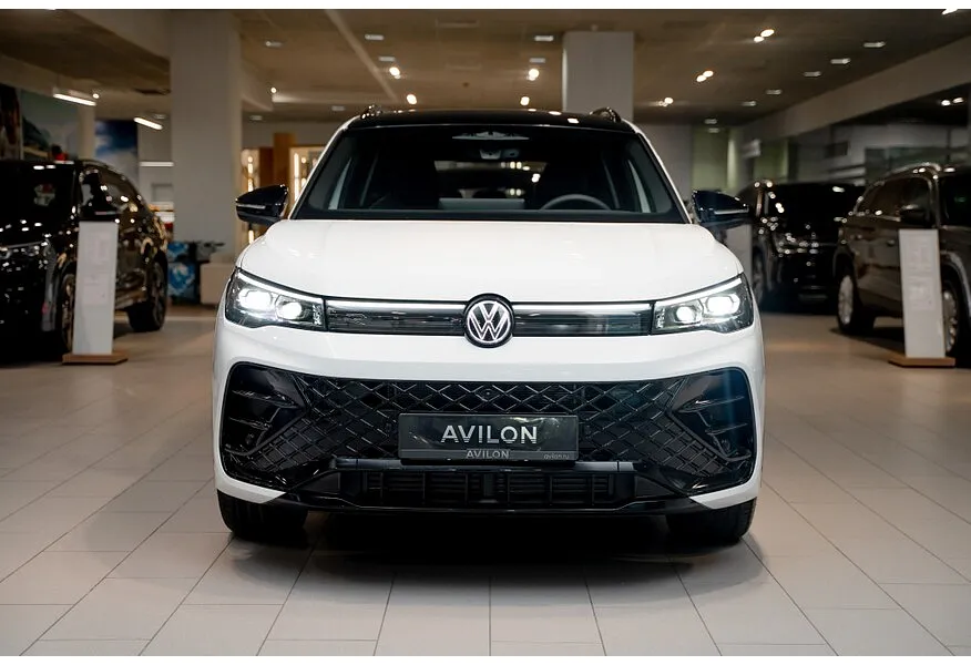 Volkswagen Tiguan 380 TSI 2.0 DSG 4WD (220 л.с.) R-Line Белый в АВИЛОН. Слайд №2