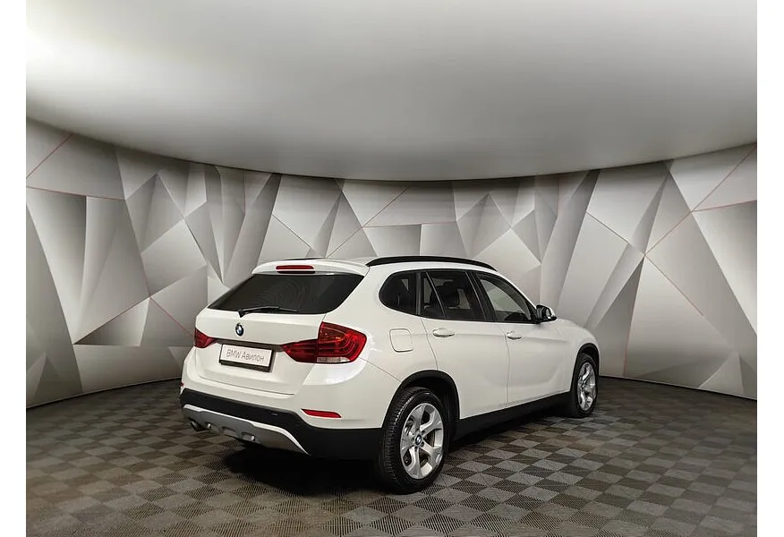 BMW X1 sDrive18i AT (150 л.с.) Белый в АВИЛОН. Слайд №2